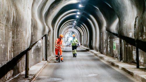 A dretta dal tunnel vain fabrichà in beton massiv ün bloc da büschens pellas lingias chi d’eiran fin uossa suot la via (fotografia: Jon Duschletta).