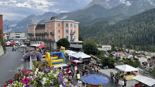 Davo duos ons pandemia es la Festa sül Stradun a Scuol darcheu statta bain visitada (fotografia: Reto Stifel).