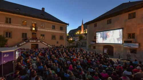 Il «Nationalpark Kino Openair» a Zernez attira minch’on a giasts ed indigenas ed indigens da tuot l’Engiadina (fotografia: mad).