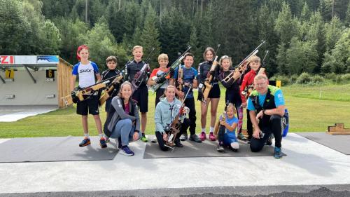 Selina Gasparin hat den Biathlon-Nachwuchs in Sclamischot besucht. Die Athleten werden von Laura Caduff und Mario Denoth betreut (Foto: z. Vfg).