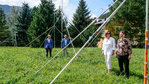 Die Projektverantwortlichen von links: Christian J. Schreiber, Thomas Lehner, Marisa Feuerstein und Ruth Soland. Im Hintergrund das im Quartierplan integrierte Haus A. Foto: Jon Duschletta

