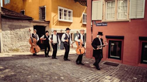 La Hanneli-Musig festagia il giubileum da 20 ans e piglia al listess mumaint cumgiò cun üna granda turnea tres la Svizra (fotografia: Tabea Hüber).