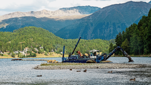 Die Saugarbeiten Im St. Moritzersee sind bereits in vollem Gange. 
Foto: Tiago Almeida