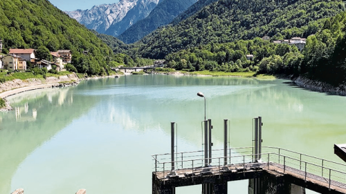 Man hat Schlimmeres verhindert: Die Verantwortlichen des Wehrs von Villa die Chiavenna öffneten 2017 die Schleusen und liessen die Wassermassen kontrolliert abfliessen.		
Foto: Marie-Claire Jur