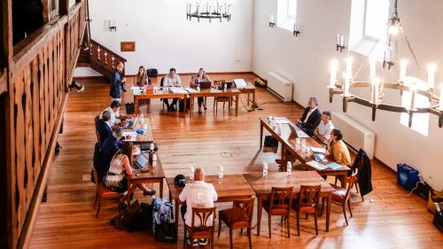 Der Podestà der Gemeinde Poschiavo, Giovanni Jochum, durfte am Donnerstag seine Amtskolleginnen und -kollegen aus dem Oberengadin und Bergell «extra muros» zu deren Präsidentenkonferenz begrüssen.  Foto: Jon Duschletta