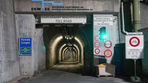 Al tunnel Munt la Schera daja d’inviern adüna darcheu colonnas – l’andamaint cun cumprar il bigliet douvra tenor il Comune di Livigno massa bler temp. fotografia: OEE