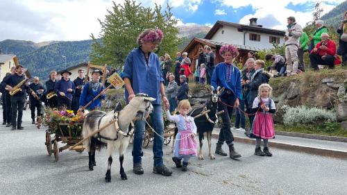 Il grond cortegi tras Valchava es stat ün dals puncts culminants da la Festa da la racolta a Valchava (fotografia: David Spinnler).