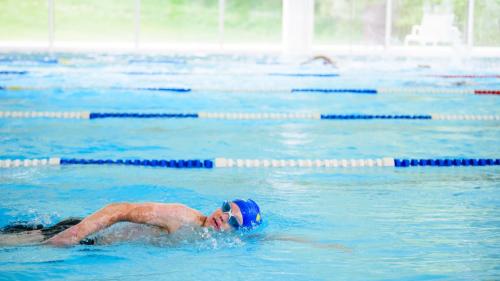 Philipp Bosshard verlor nach einem Brandunfall knapp 90 Prozent seiner Haut. Heute hält tägliches Training seine vernarbte Haut elastisch. Seit 2018 nimmt der 35-Jährige an Triathlonwettkämpfen teil. 