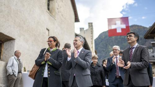 Davo la tschantada culla presidenta cumünala Gabriella Binkert Becchetti e cul president da la Regenza grischuna, s’ha il Cussagl federal inscuntrà cun la populaziun sül Plaz Grond a Müstair (fotografia: Mayk Wendt).