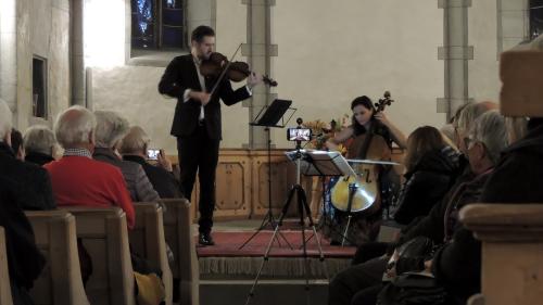 Il duo Lech Antonio Uszynski e Maja Weber dürant il concert illa baselgia da Scuol (fotografia: Benedict Stecher).