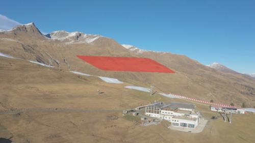 La surfatscha libra in possess da la Comunità da vaschins Scuol chi sta in discussiun per ün parc fotovoltaic (fotografia: RTR).