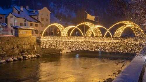 Ab nächsten Sonntag wird die La Punter Brücke wieder erstrahlen – jedoch mit stromsparenden LED-Lampen. 		Foto: Daniel Zaugg