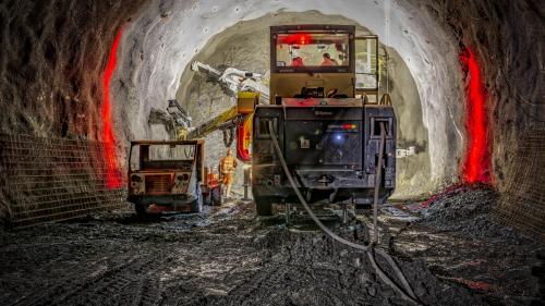 Einbau der ersten Sicherungsmassnahmen nach einem Abschlag (Foto: Tiefbauamt Graubünden).