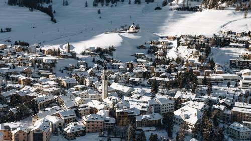 In Samedan wird der Kanton eine Flüchtlingsunterkunft betreiben. Foto: Engadin St. Moritz Tourismus/Fabian Gettlen