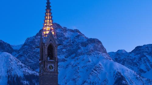 Il cumün da Scuol desista d’iglüminaziuns decorativas da monumaints. Uschè resta il clucher da Sent s-chür dürant las nots quist inviern (fotografia: CC by SA 3.0 by Ulbricht).