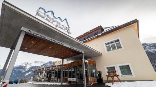 Während Schweizer Grosstädte über eine Überlastung der Spitalbetriebe aufgrund einer Grippe- und RS-Viruswelle klagen, ist die Situation im Scuoler Spital (Bild) und in Samedan noch nicht angespannt. 			Foto: Daniel Zaugg