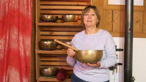 «Der bekannteste Klang ist das Om, das auch in Yoga-Sessions angewendet wird und aufs Herz wirkt», so Cornelia Koch. Foto: Bettina Gugger