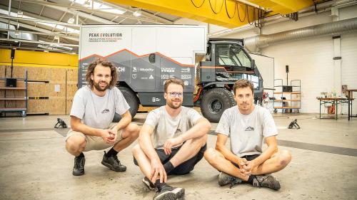 Die drei Jungunternehmer Patrik und David Koller sowie David Pröschel vor dem «Terren.» Foto: z. Vfg