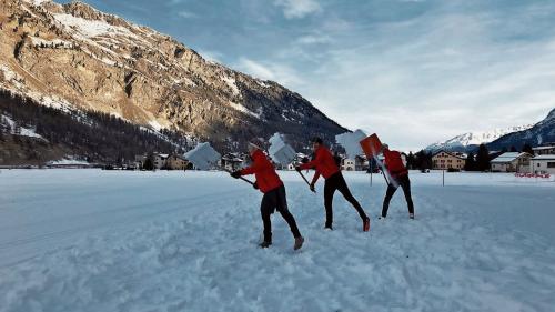 In Sils wurden die Loipen in Handarbeit mit Schnee präpariert, denn der ersehnte Neuschnee bleibt nach wie vor aus. 		Foto: Sils Tourismus