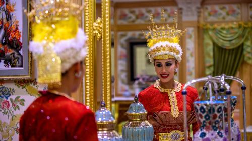 Prinzessin Azemah in rotem Gewand, reichlich mit Gold beschmückt. Fotos: fotoswiss.com/Giancarlo Cattaneo