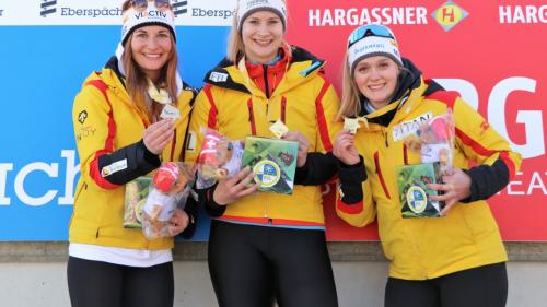 Die Deutschen Julia Taubitz, Dajana Eitberger und Anna Berreiter (vlnr), freuen sich über ihren Erfolg. Foto: z. Vfg