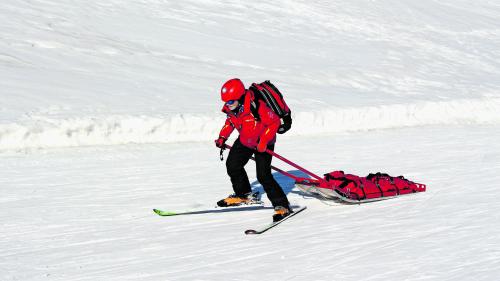 Christian Weber macht sich mit dem Rettungsschlitten zum Unfallort auf. Foto: Stefanie Wick Widmer