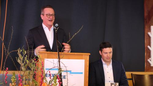 Der Verwaltungsratspräsident der Engadiner Kraftwerke AG, Martin Schmid (links), und Direktor Giacum Krüger haben die Generalversammlung der EKW am Freitagvormittag in Scuol durchgeführt (Foto: z.Vfg)