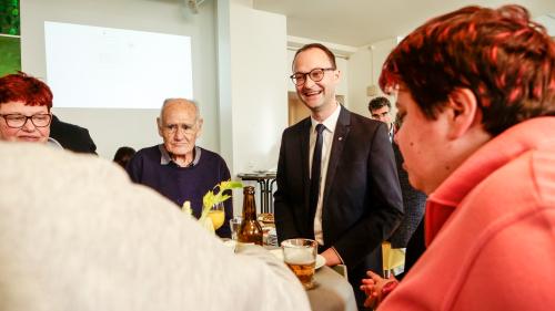 Der Puschlaver Reto Crameri im Gespräch mit Puschlaver Klienten im Movimento Samedan. Foto: Jon Duschletta