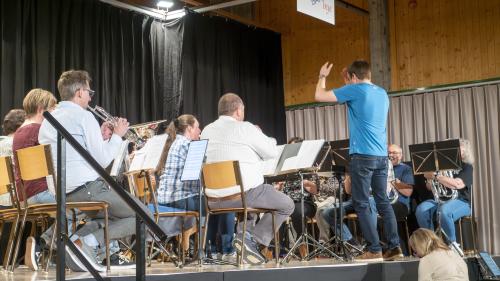 Die Musikgesellschaft übt für das Musikantentreffen in Tschechien. Anfänglich tönt nicht alles harmonisch. Foto: Marie-Claire Jur