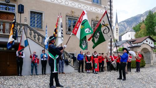 Binderal Jens Dettmann (schn.) culla bindera nouva dal cor viril Zernez ed Armon Bezzola cun quella veglia. Simbolicamaing han els tut cumgià da la bindera veglia e bivgnantà la nouva.