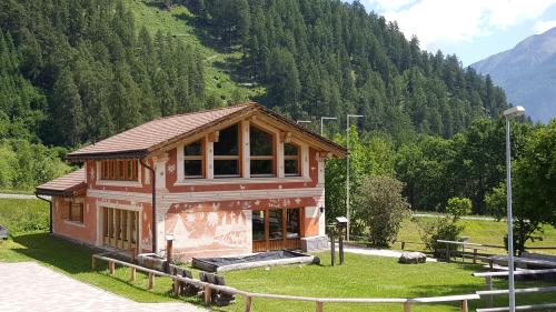 Actualmaing van uffants da la Val Müstair in trais lös a scoula – a Valchava es la scoulina (fotografia: mad).