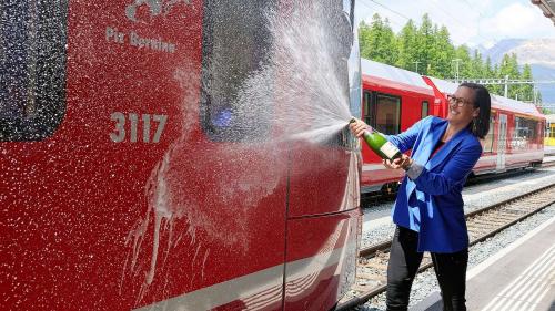 Die Pontresiner Gemeindepräsidentin Nora Saratz Cazin bei der Eröffnung des Bahnhofs Pontresina. Foto: SwissImage