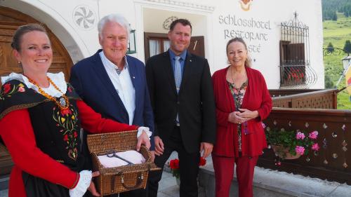 Maria Angela Griep Pazeller, Rudolf  Pazeller, Gian Andrea und Daniele  Pazeller bei der feierlichen Schüsselübergabe. Foto: z. Vfg