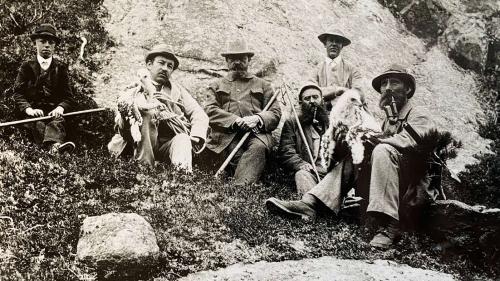 Aushorstung zweier Jungadler im Juni 1895 in Pontresina. Diese Aufnahme ist das älteste fotografische Dokument des Steinadlers in Graubünden. Foto: Alexander Flury