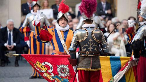 Ein feierlicher Moment: Diego Muolo aus Celerina legt am 6. Mai als einer von 23 Gardisten der Päpstlichen Schweizergarde im Damasushof des Apostolischen Palastes im Vatikan seinen Eid ab. Foto: Vatican Media