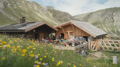 Ils paurs talians, chi chargian daspö tschientiners d’ons l’Alp Sursass illa Val d’Uina, surve­gnan uossa eir pajamaints directs da la Svizra (fotografia: mad).