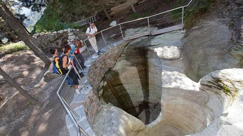 32 von 102 Gletschermühlen sind im Gletschergarten Cavaglia freigelegt worden. Foto: Associazione Giardino dei Ghiaccai Cavaglia