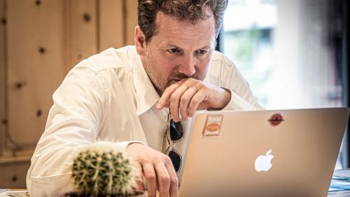 Gemeindepräsident Christian Jott Jenny hat sich zum Ziel gesetzt, die Hauer-Silverberg Stipendien Stiftung bekannter zu machen.  Foto Daniel Zaugg