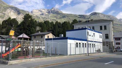 In Maloja gehen immer mehr Kinder zur Schule. Bis das neue Schulhaus gebaut ist, wird auch in Containern unterrichtet. Foto: Marie-Claire Jur