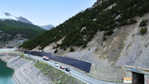 Visualisaziun da l’implant fotovoltaic da las OEE in vicinanza da la  Punt dal Gall (fotografia: OEE).