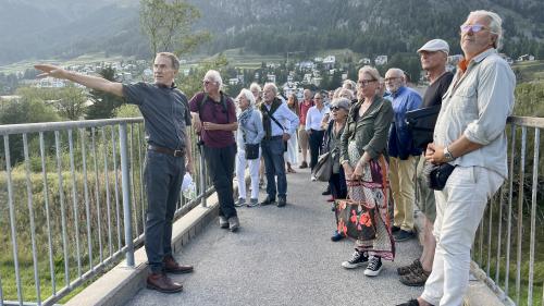 Die Mitglieder der Pro Lej da Segl lassen sich von Präsident Duri Bezzola den Standort der geplanten Solaranlage in Samedan zeigen. Foto: Fadrina Hofmann