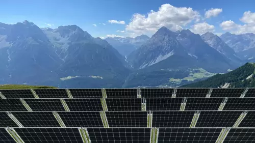 Üna visualisaziun muossa sco cha'ls panels dal implant solar dessan esser drizzats (fotografia: Scuol Solar).