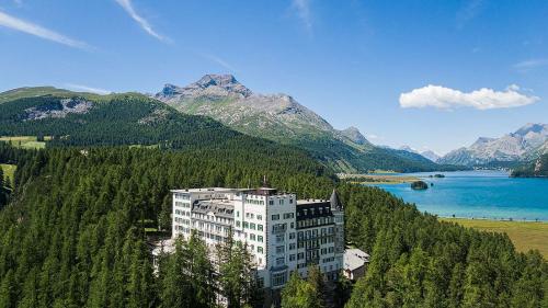 Seit über 115 Jahren erzählt das Hotel Waldhaus in Sils Geschichten von Mut und Vision. Foto: Steve Hadorn