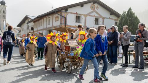 Auch die Kleinsten nahmen aktiv am Umzug teil. Foto: Dominik Täuber