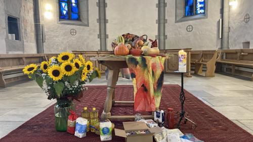 Im Fokus des Erntedank-Gottesdienstes in Scuol stand dieses Jahr das Angebot von "Tischlein deck dich" . Foto: Fadrina Hofmann