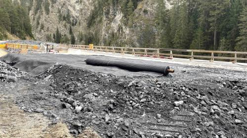 Ein Bauarbeiter zog sich auf einer Baustelle bei Martina Beinverletzungen zu. Foto: Kapo