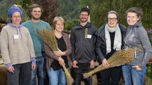 Ils respunsabels da la sgremblada da glin (da schnestra): Maisha Joss, Janic Andrin Spinnler, Madlaina Bott, Jachen Armon Pitsch, ­Maya Repele e  Caroline Schadegg (fotografia: Dominik Täuber).