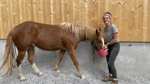 Iris Hauschild hat das Glück mit ihrem Pferdehof in Sta. Maria gefunden. Foto: Fadrina Hofmann