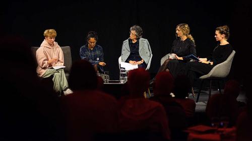 Davart quella dumonda han discutà in sonda passada a Domat (da schnestra) Asa Hendry,  Gianna Olinda Cadonau, Annetta Ganzoni, Marietta Cathomas e Sabrina Bundi (moderaziun) (fotografia: Dominik Hardegger e Dominic Pohle/RTR).