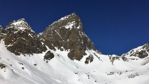 Il Piz Buin Pitschen (a schnestra) ed il Piz Buin Grond fuorman il panorama da la Chamonna Tuoi (fotografia: Cristiana Fliri-Feuerstein).